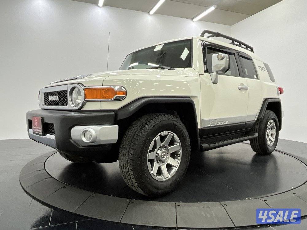 TOYOTA FJ CRUISER WITH TRAILER HITCH1