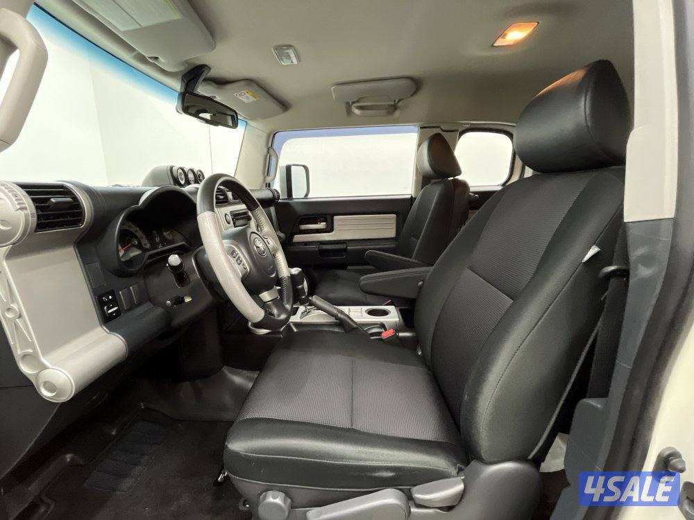 TOYOTA FJ CRUISER WITH TRAILER HITCH2