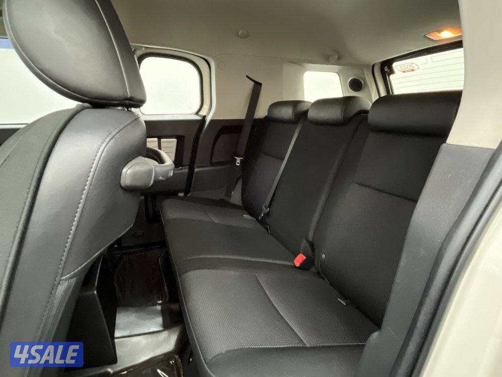 TOYOTA FJ CRUISER WITH TRAILER HITCH3