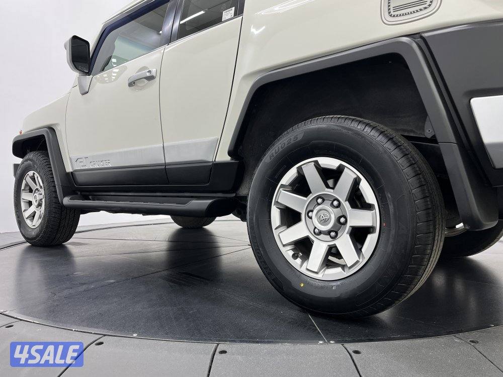 TOYOTA FJ CRUISER WITH TRAILER HITCH10