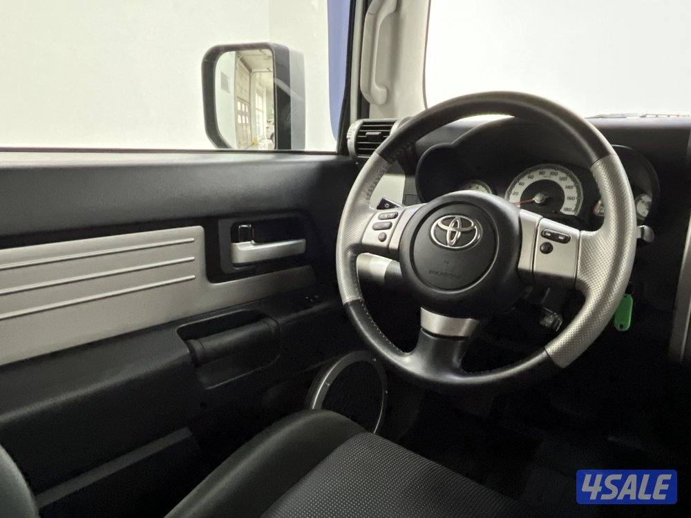 TOYOTA FJ CRUISER WITH TRAILER HITCH12