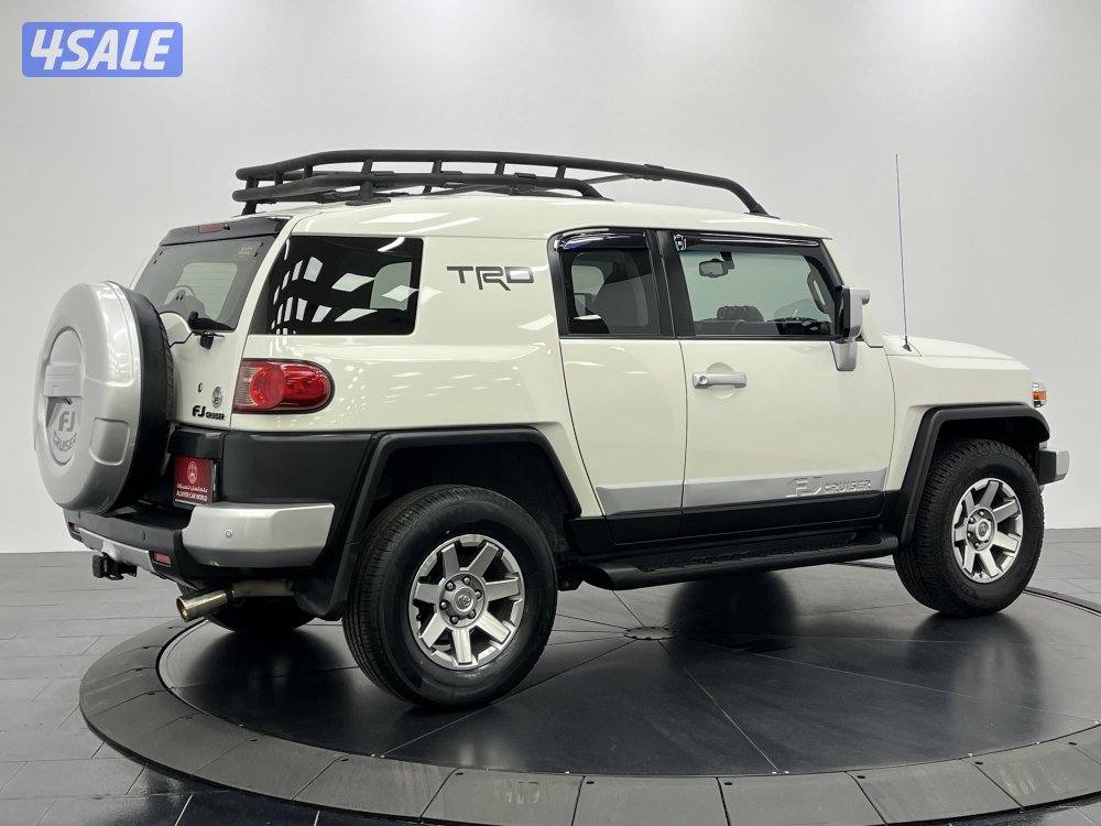 TOYOTA FJ CRUISER WITH TRAILER HITCH14