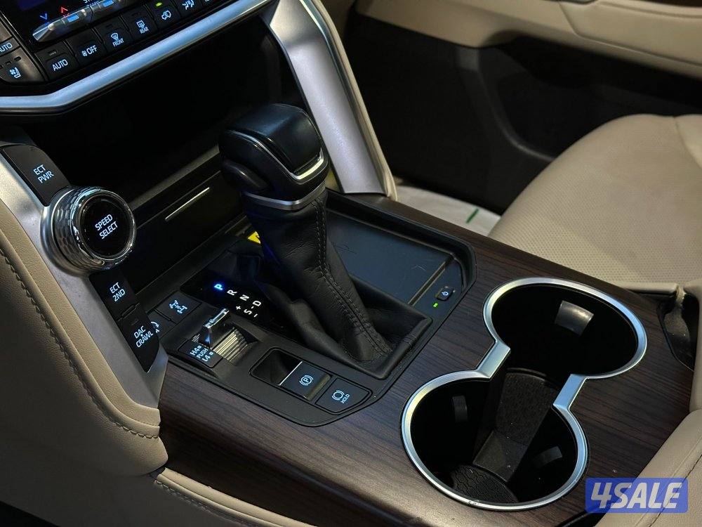 لاندكروزرGXR V6 AERO Sموديل2024 عداد48الف وارد الساير تحت الكفاله9