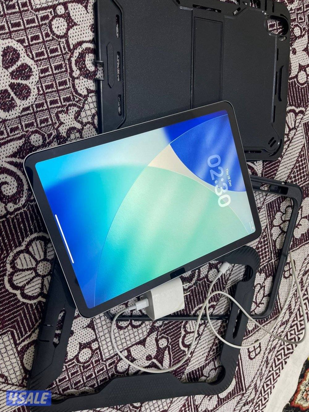 ايباد اير m2 مساحه 256 غيغا 11 انش في كفاله نظيف حيل مع الشاحن والكفر2