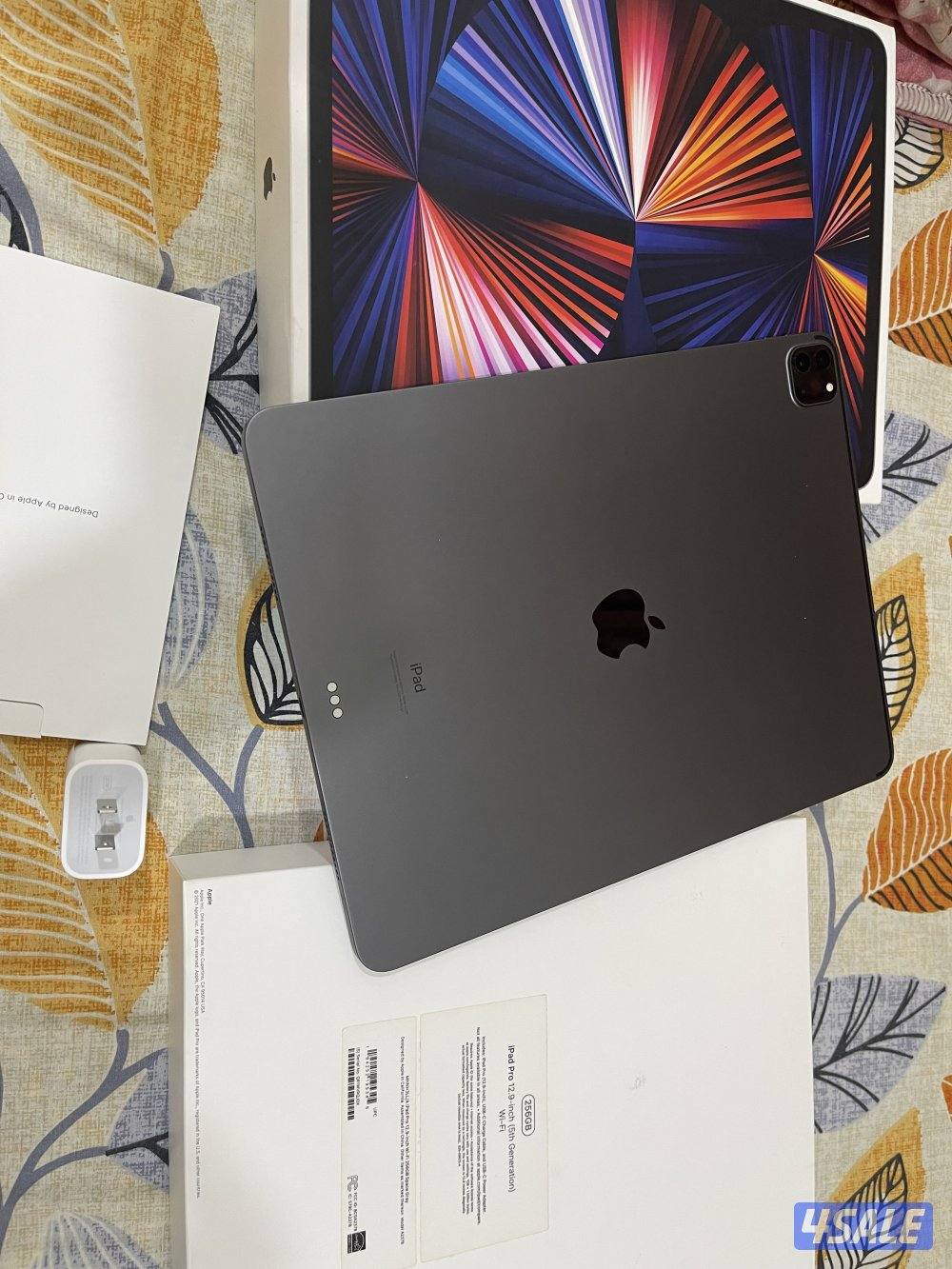 ايباد ابل برو 12.9 انش 256 قيقا ام ون الجيل الخامس نظيف حيل مع الاغراض2