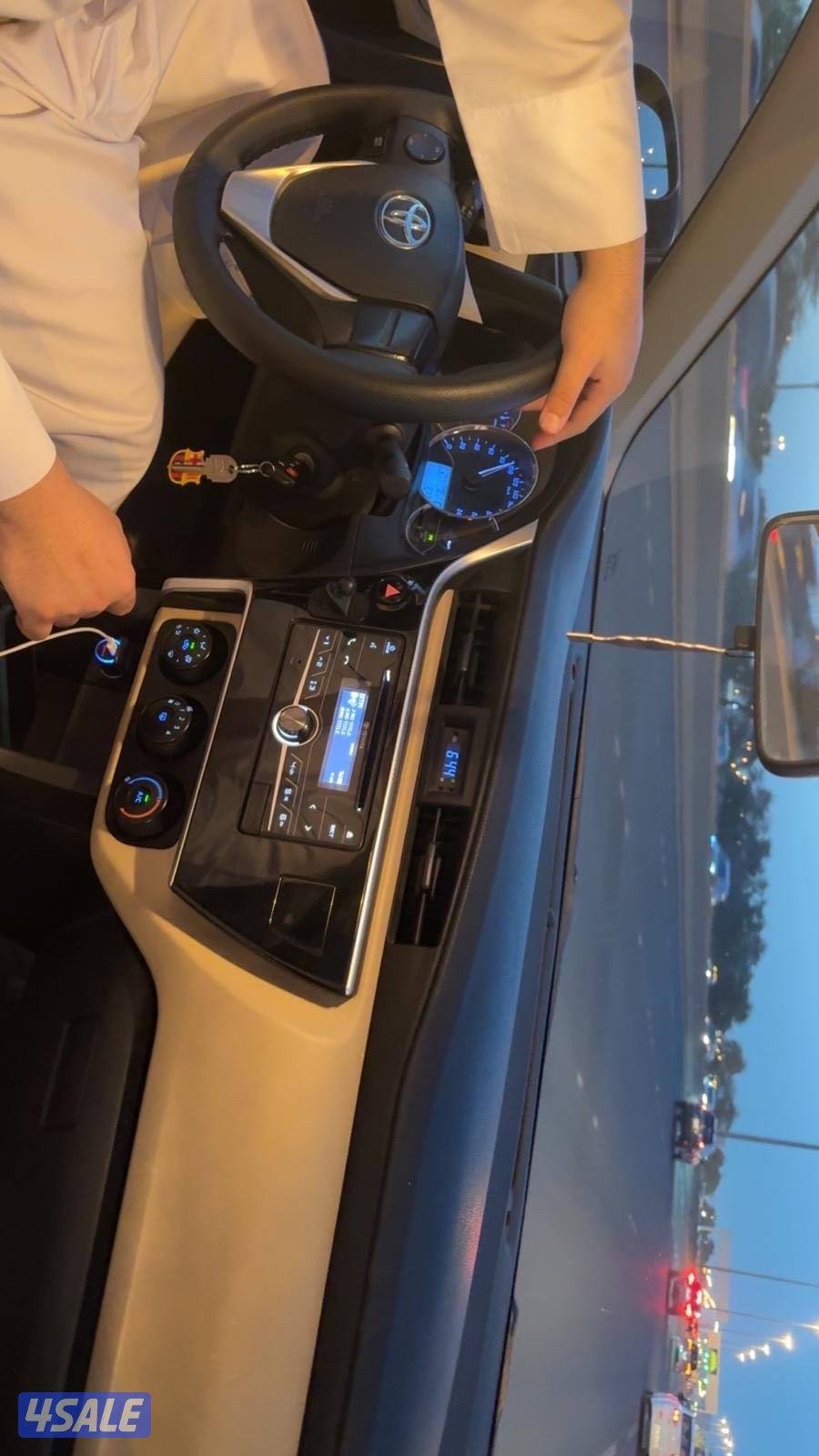 كامل المواصفات ماعدا فتحة جميع سيرفس مبدله في السيارة محافض عليها جدآ2