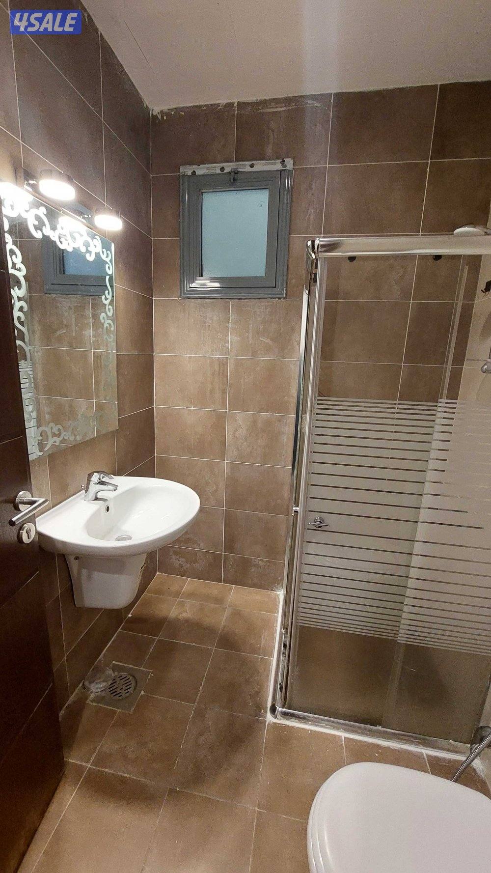 دور مع حوش ساقط في السلام مباشرة من المالك9