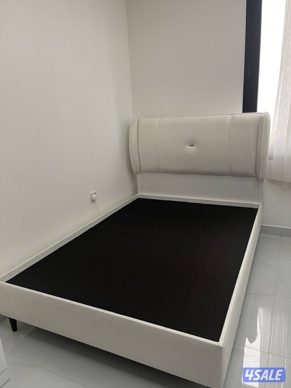 للبيع سرير مقاس 140 لون اوف وايت ثقيل وجديد2