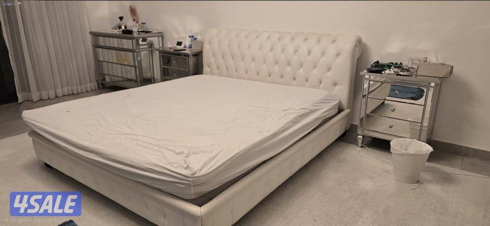 للبيع غرفة نوم كاملة (سرير، كوميدينتين، وجَرّارة) the one0