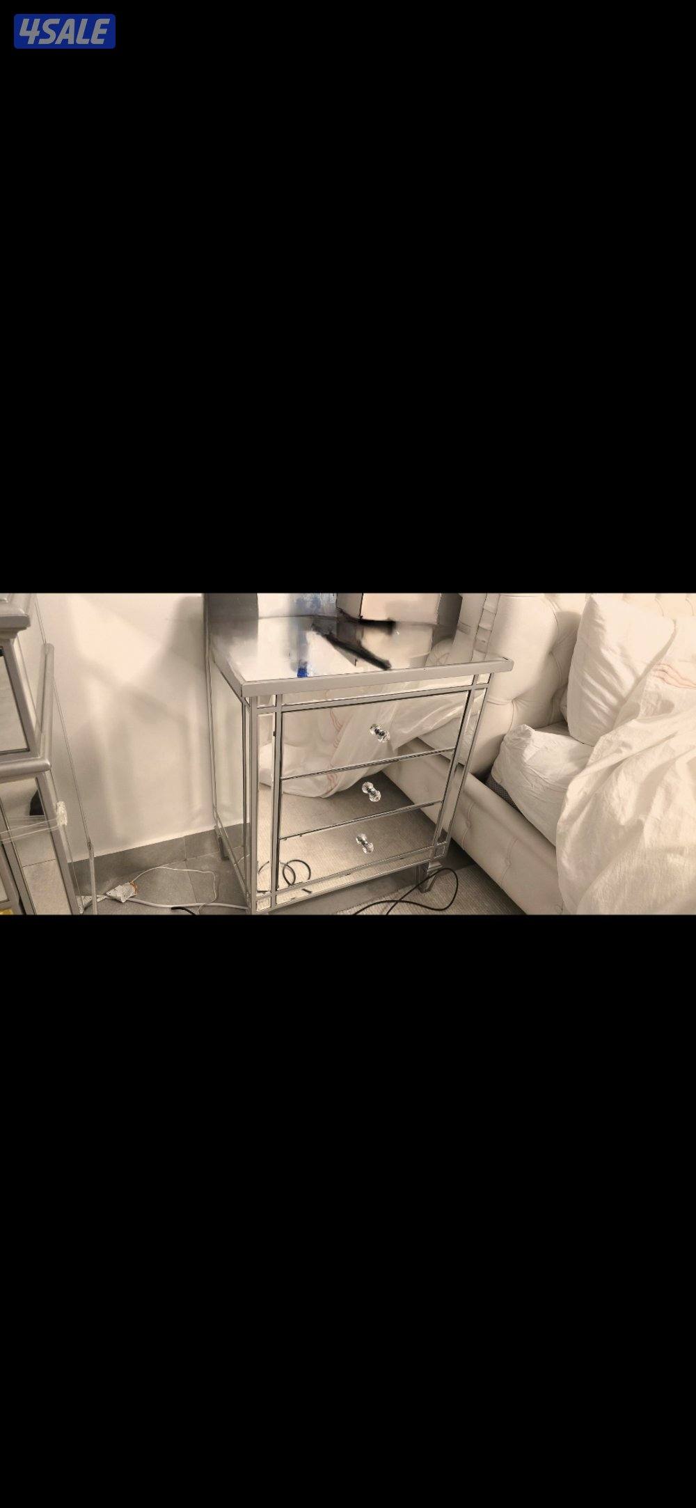 للبيع غرفة نوم كاملة (سرير، كوميدينتين، وجَرّارة) the one3