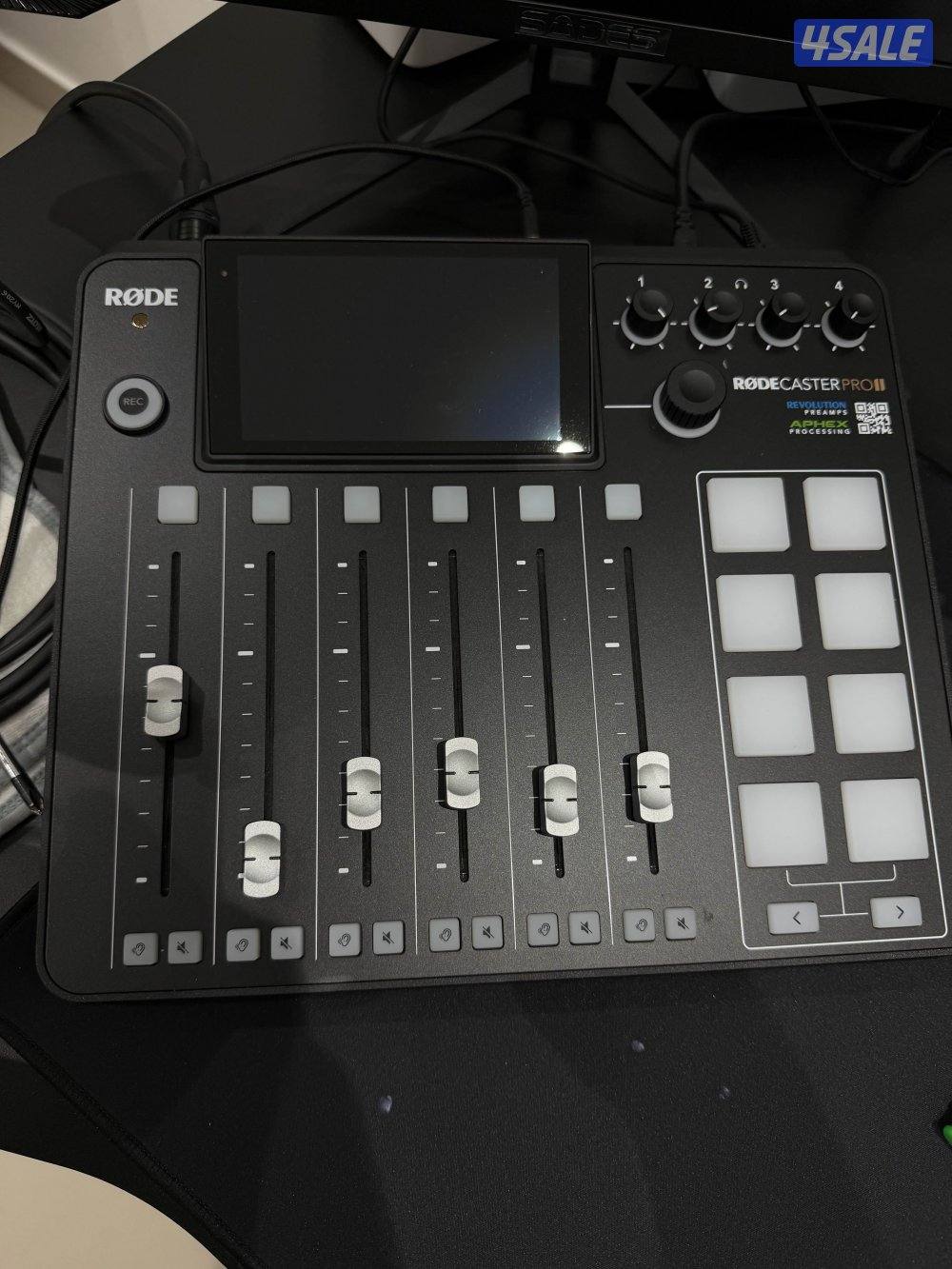 مكسر RODECaster Pro II - اسود + استاند مع مايك0