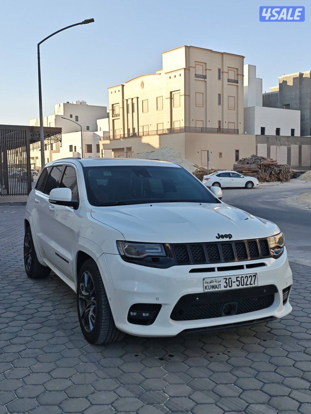 للبيع جيب 𝗦𝗥𝗧8 موديل 2015 اللون ابيض من داخل تان كامل المواصفات0