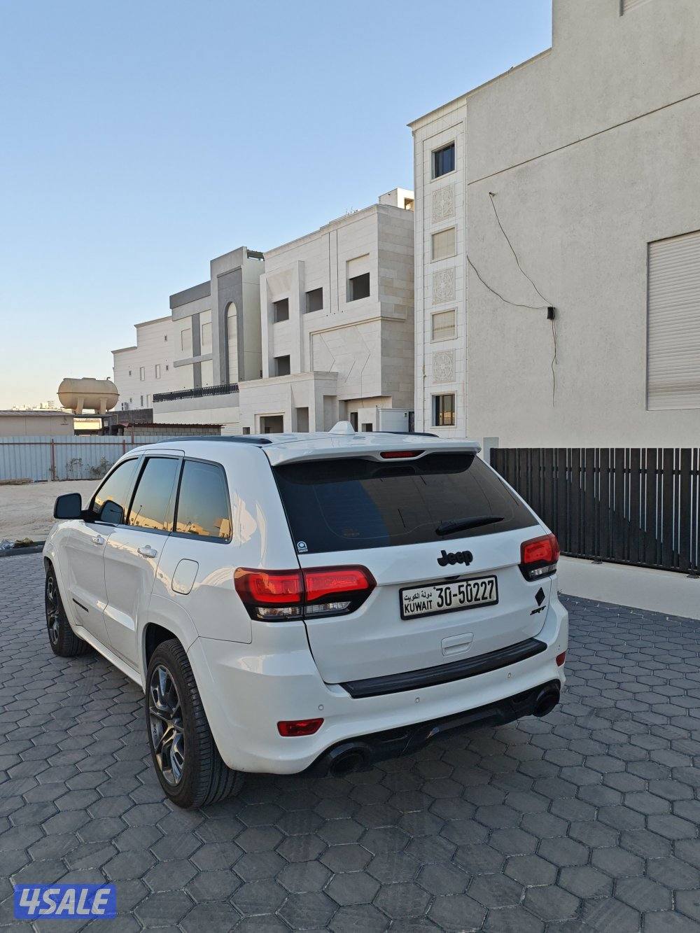 للبيع جيب 𝗦𝗥𝗧8 موديل 2015 اللون ابيض من داخل تان كامل المواصفات1