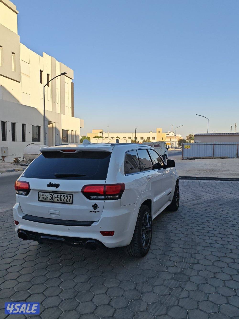للبيع جيب 𝗦𝗥𝗧8 موديل 2015 اللون ابيض من داخل تان كامل المواصفات2