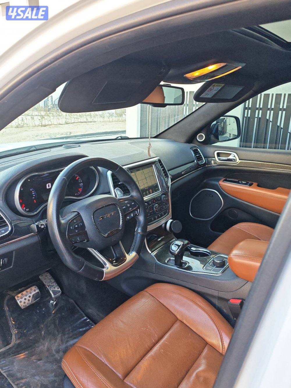 للبيع جيب 𝗦𝗥𝗧8 موديل 2015 اللون ابيض من داخل تان كامل المواصفات3