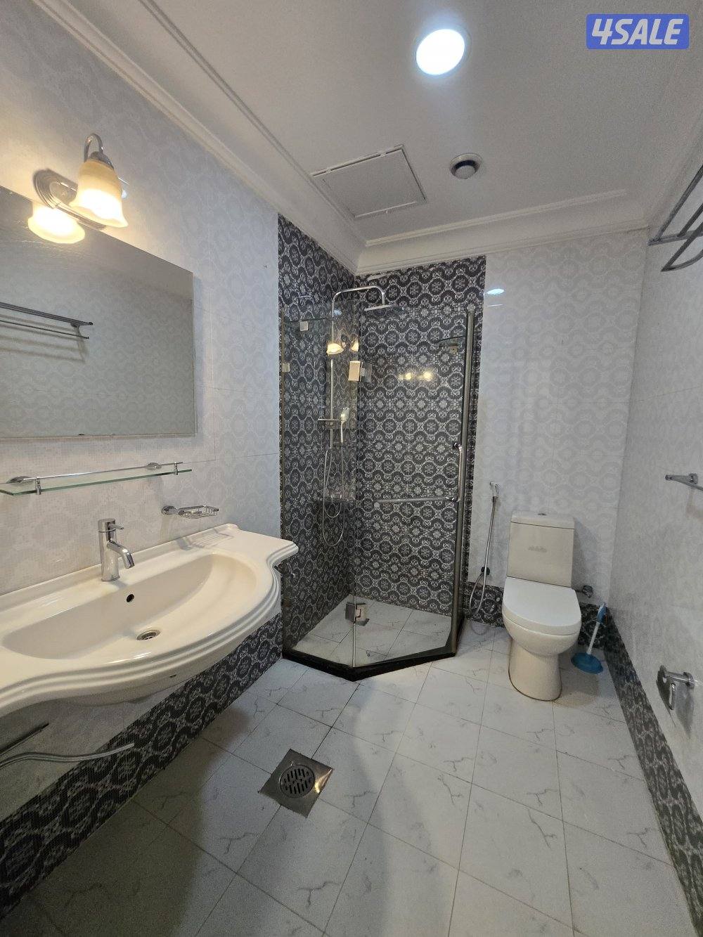 فرصه .. للإيجار دور بالخالديه 5غرف ..موقع موقع مميز / سعر مميز / مواقف5