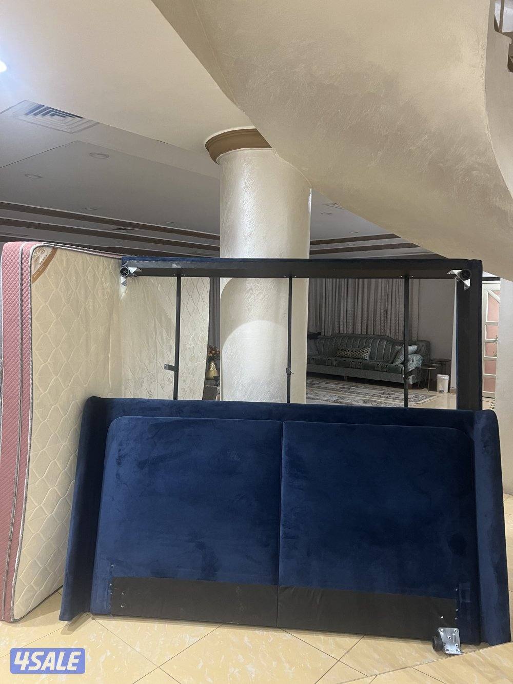 للبيع سرير مترين ونص جديد مع الدوشق جديد السعر 15 دينار1
