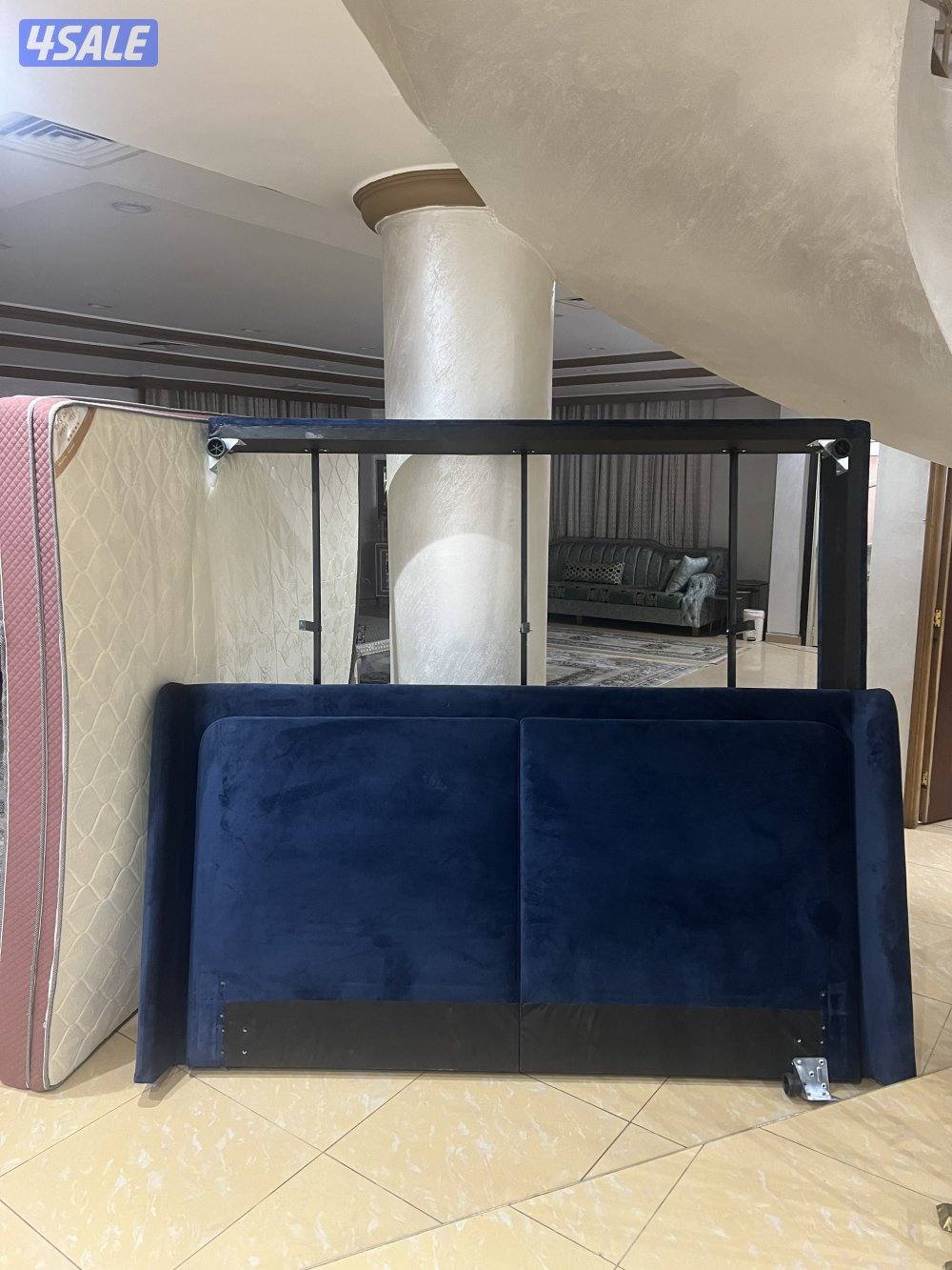 للبيع سرير مترين ونص جديد مع الدوشق جديد السعر 15 دينار2