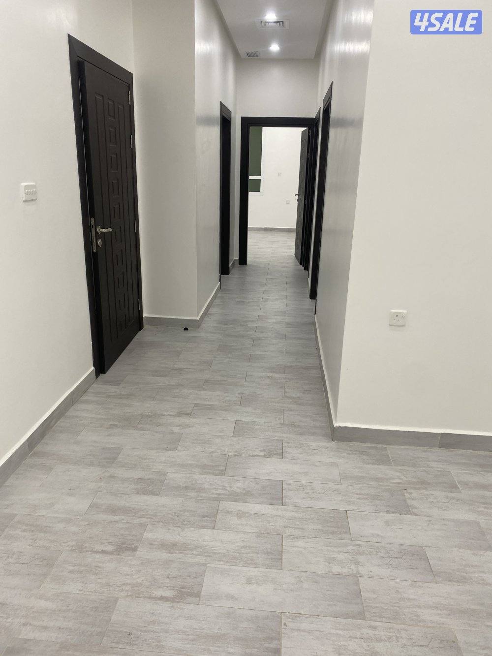 للإيجار شقه ف ابوحليفه الجديده ٣غرف وصاله ومطبخ و٣حمام وع خ0