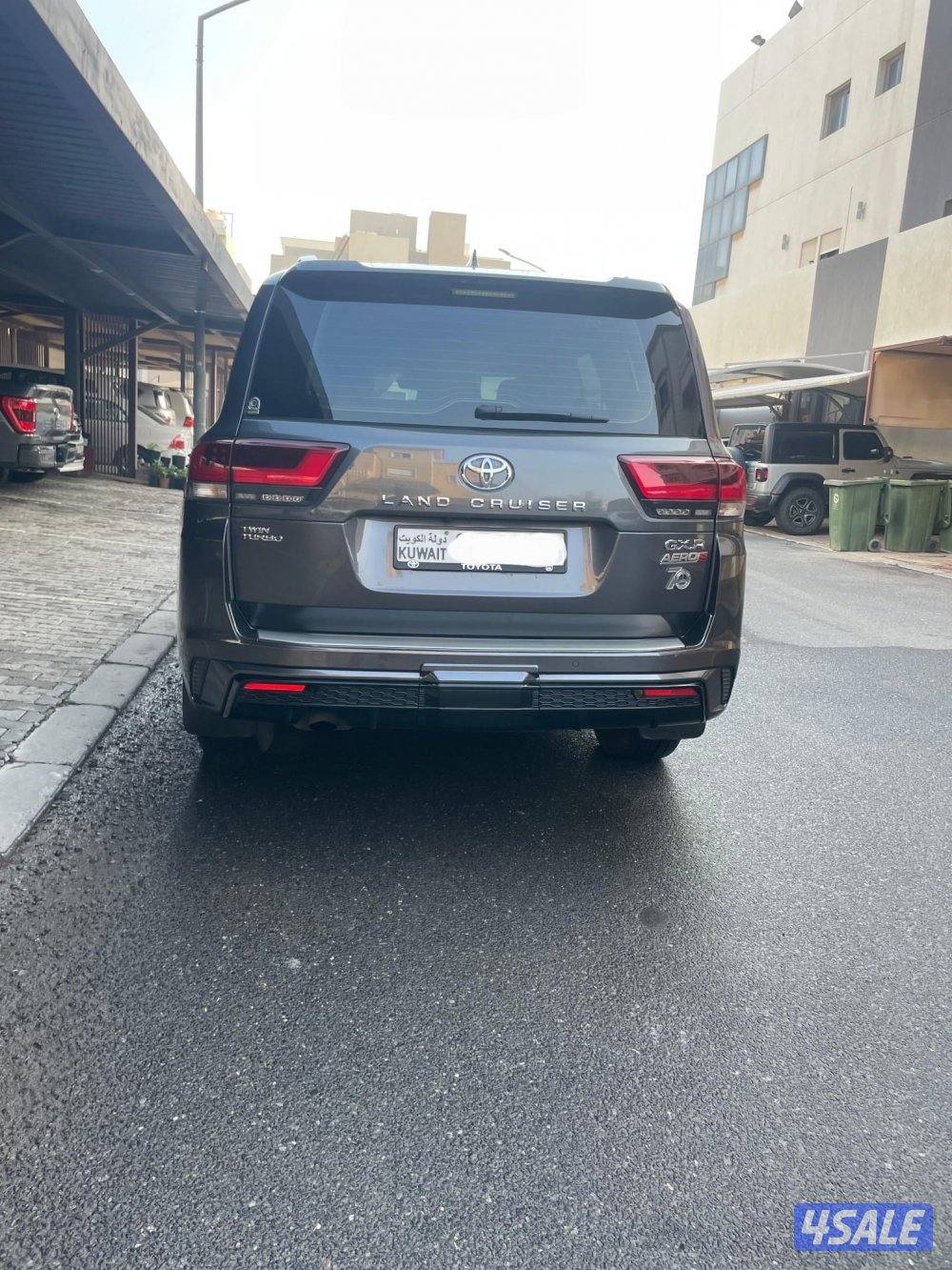 لاند كروز موديل ٢٠٢٤ كامل المواصفات GXRاللون  بترولي ورمادي  غامق2