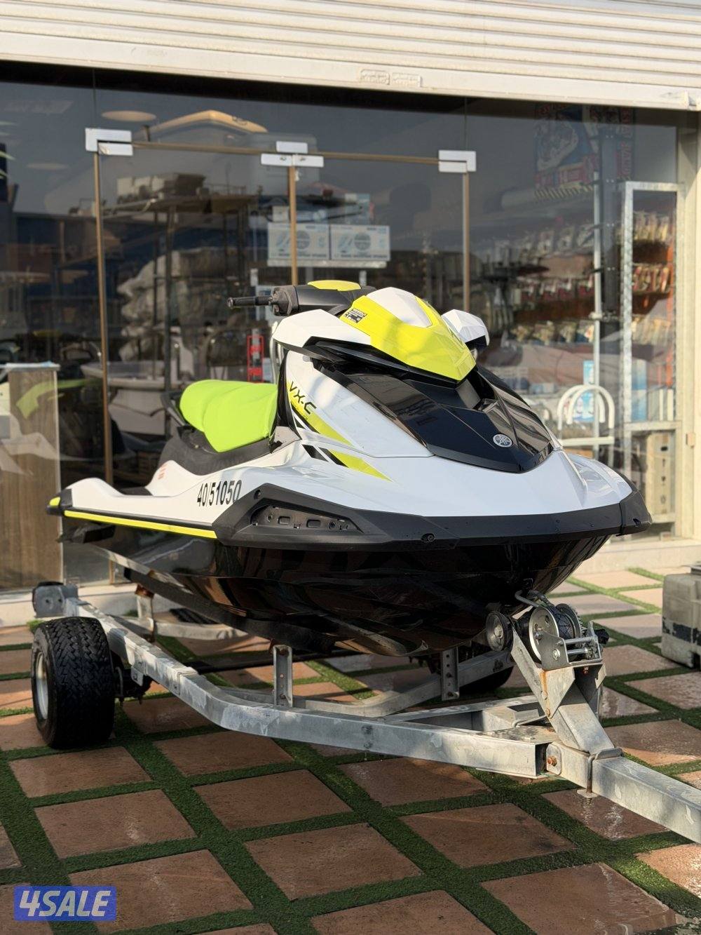 للبيع جت سكي بحالة ممتازه مع العربانه موديل 20217