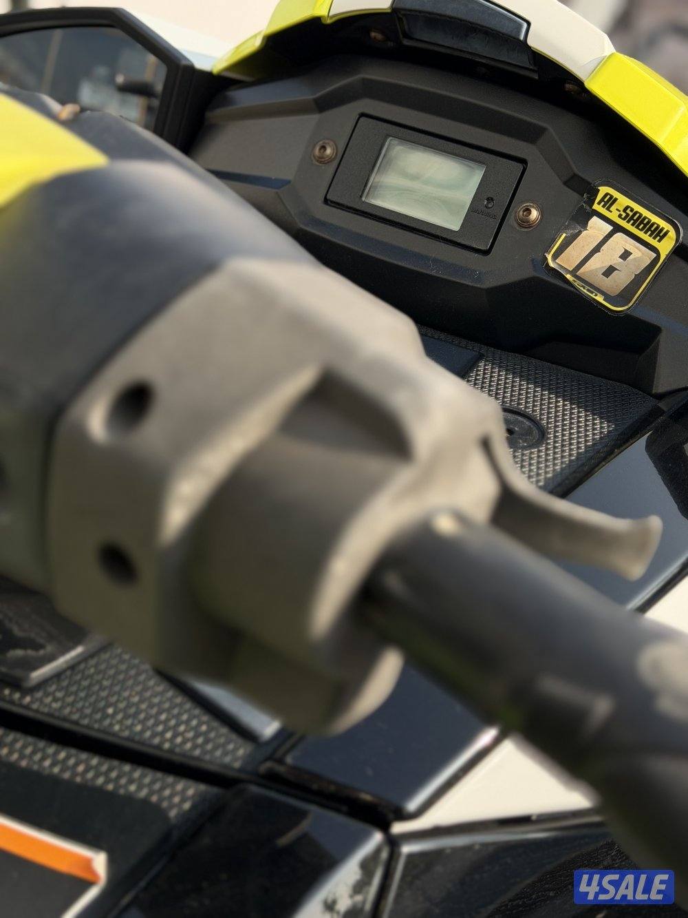 للبيع جت سكي بحالة ممتازه مع العربانه موديل 20218