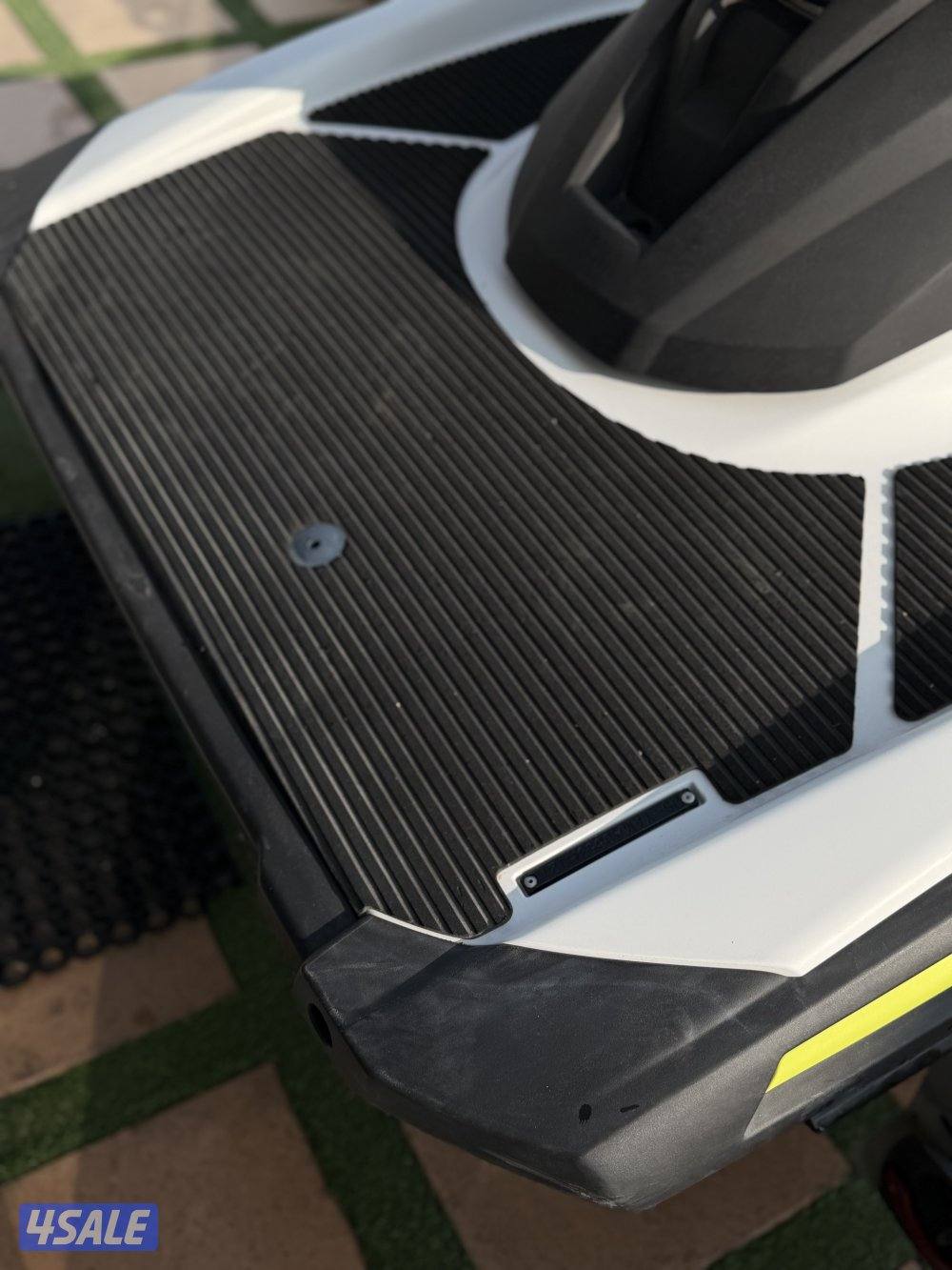 للبيع جت سكي بحالة ممتازه مع العربانه موديل 202110