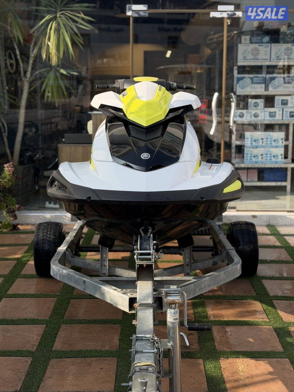 للبيع جت سكي بحالة ممتازه مع العربانه موديل 202111