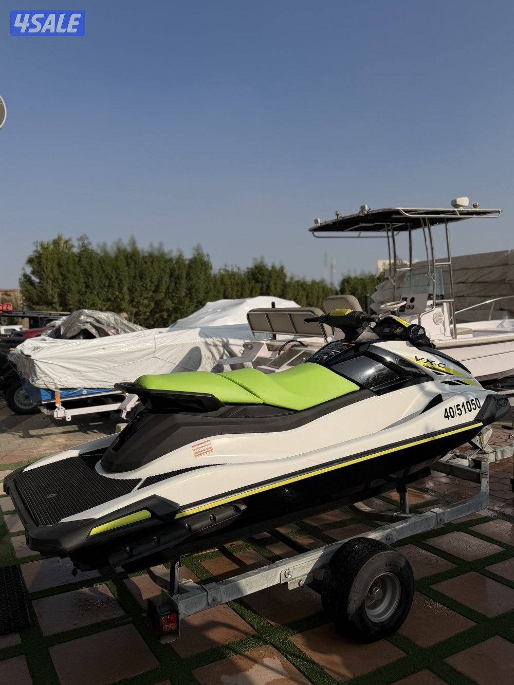 للبيع جت سكي بحالة ممتازه مع العربانه موديل 202115