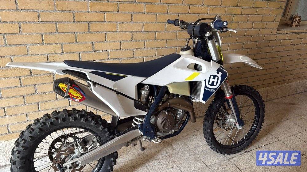 للبيع سيكل Husqvarna 450 موديل ٢٠٢٢ عليه قزوز FMF السيكل وايد نضيف0