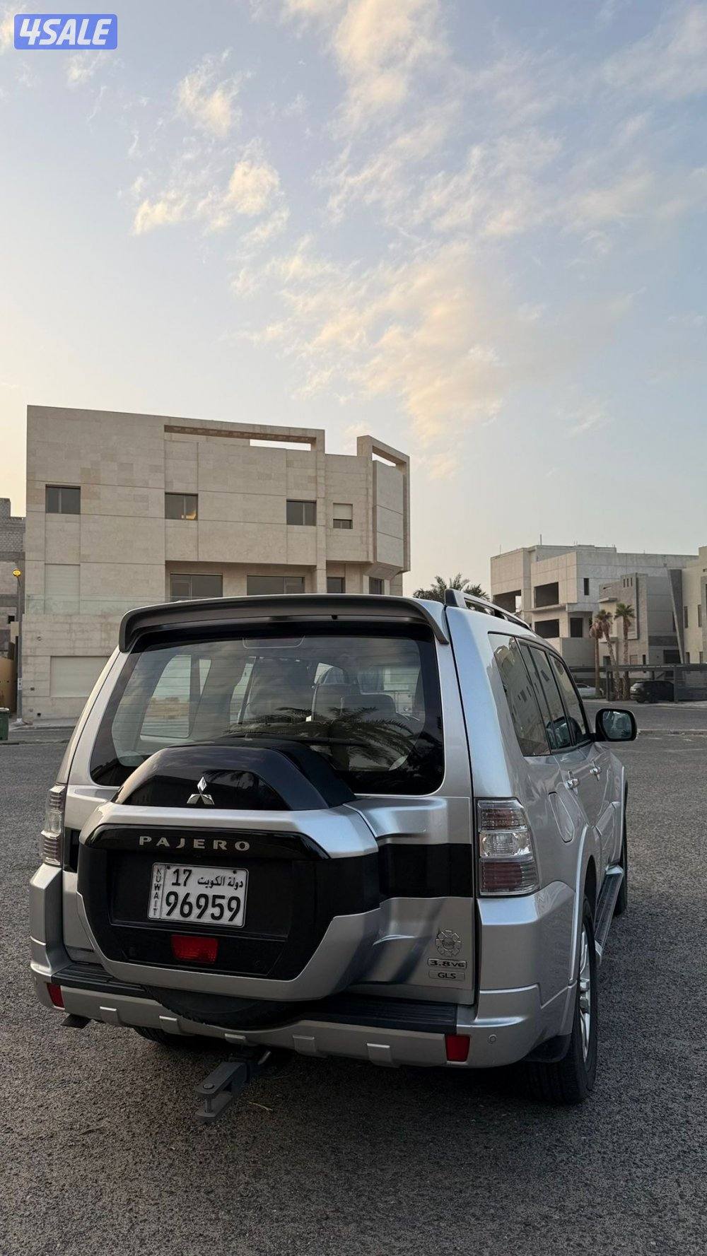 باجيرو 2020  المكينة الكبيرة كامل المواصفات ما عدا الفتحة4