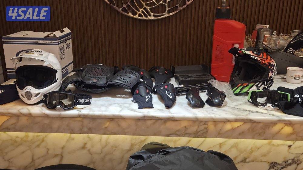 بيعه سريعه اكسسوارات سيكل بر و خوذتين و نظراتين للتواصل واتس اب فقط1