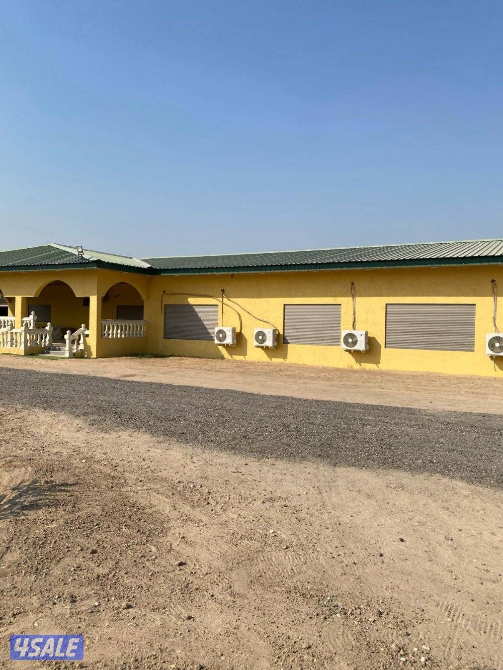 للبيع مزرعة مساحة 100 في العبدلي قطعة 5 شارع واحد فيها بيتين مع حمامين4