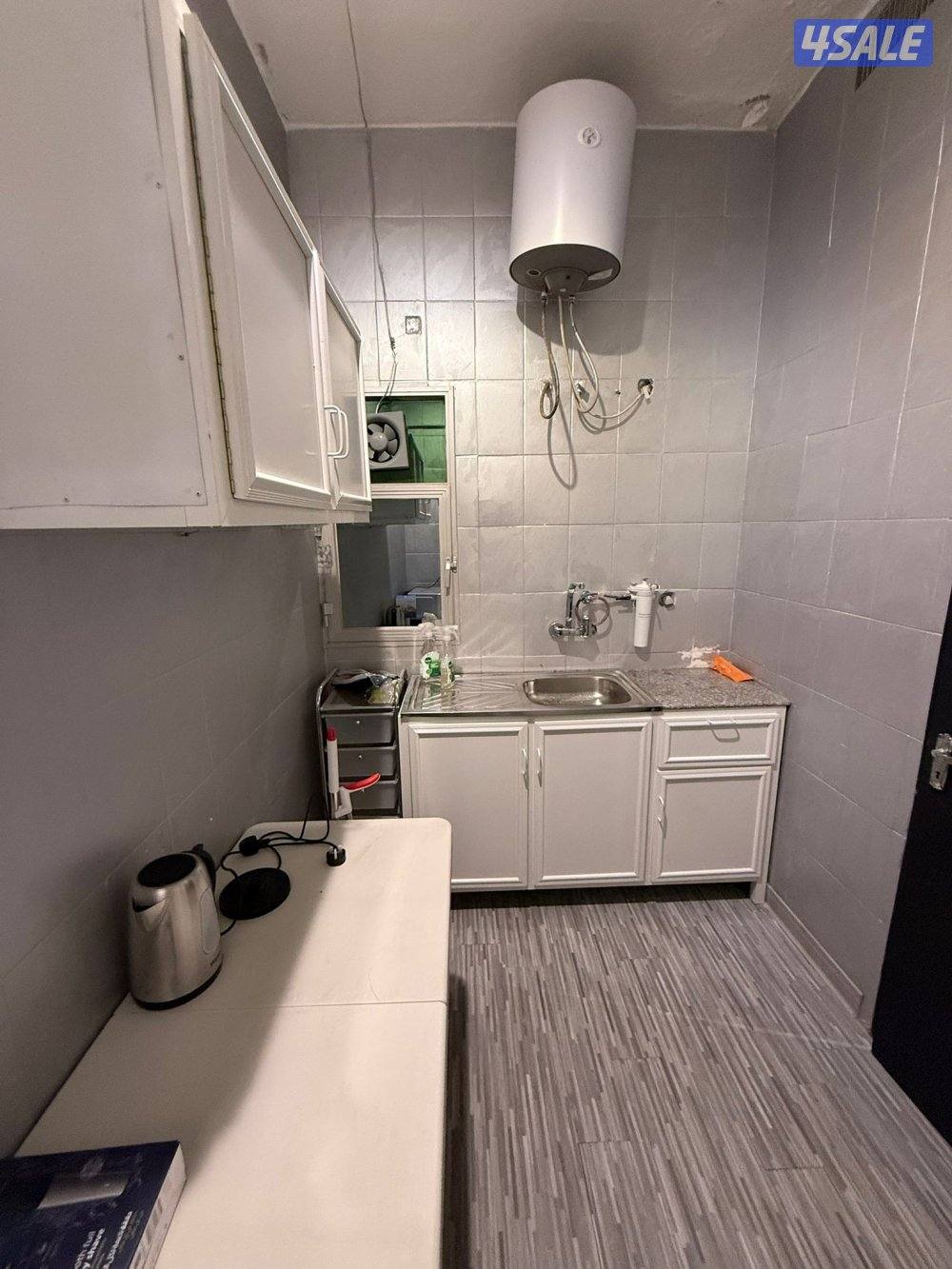 يوجد لدينا شقق الايجار خلو وفاضي غرفة وصالة ومطبخ وحمام تشطيب سوبر4