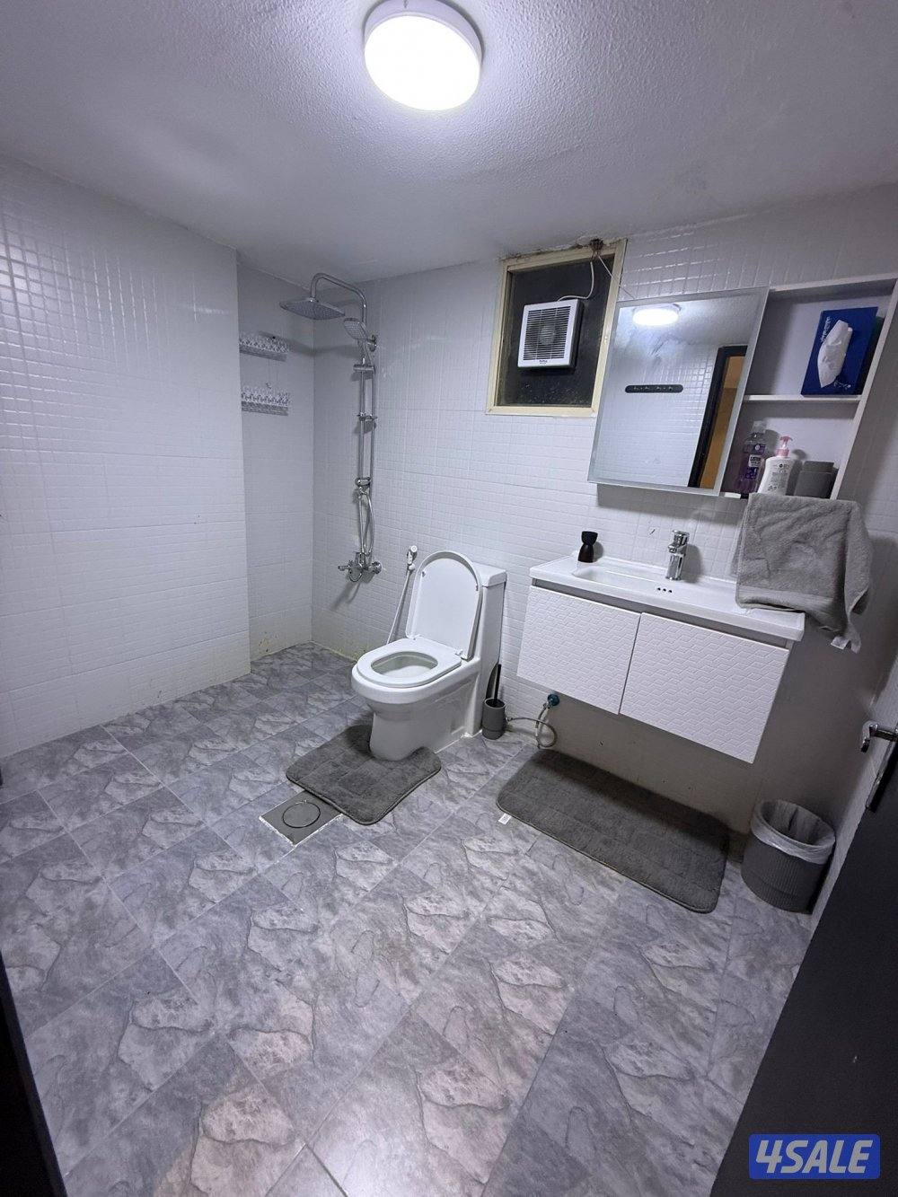 يوجد لدينا شقق الايجار خلو وفاضي غرفة وصالة ومطبخ وحمام تشطيب سوبر8