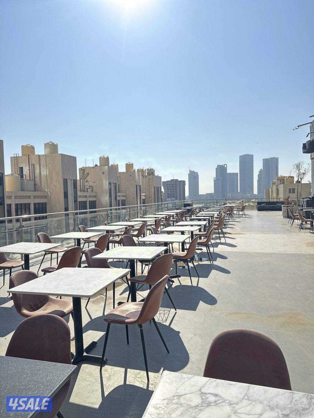 محل مطعم  روف للإيجار المساحه المرخصة 120 بالاضافة الي ارتداد 700 متر2