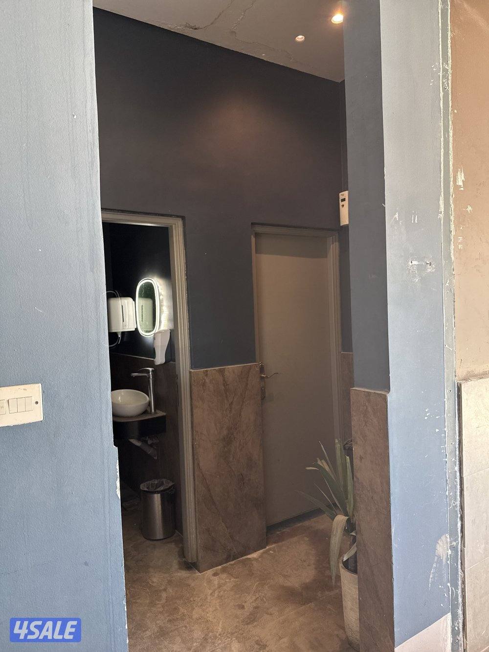 محل مطعم  روف للإيجار المساحه المرخصة 120 بالاضافة الي ارتداد 700 متر11