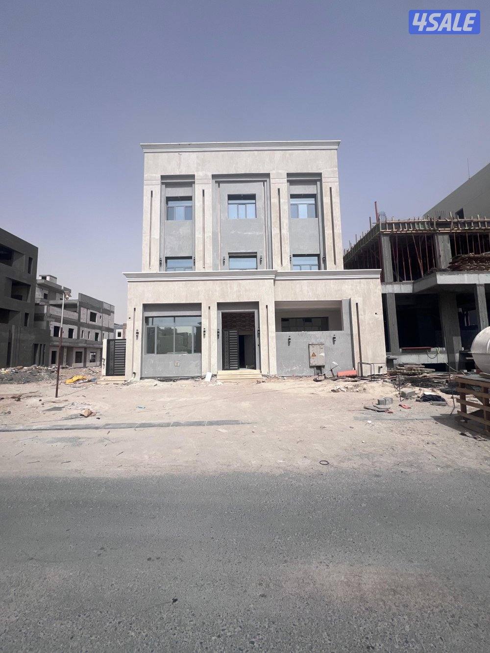 للبيع قسيمه المطلاع N شارع واحد ثلاث أدور ونص0