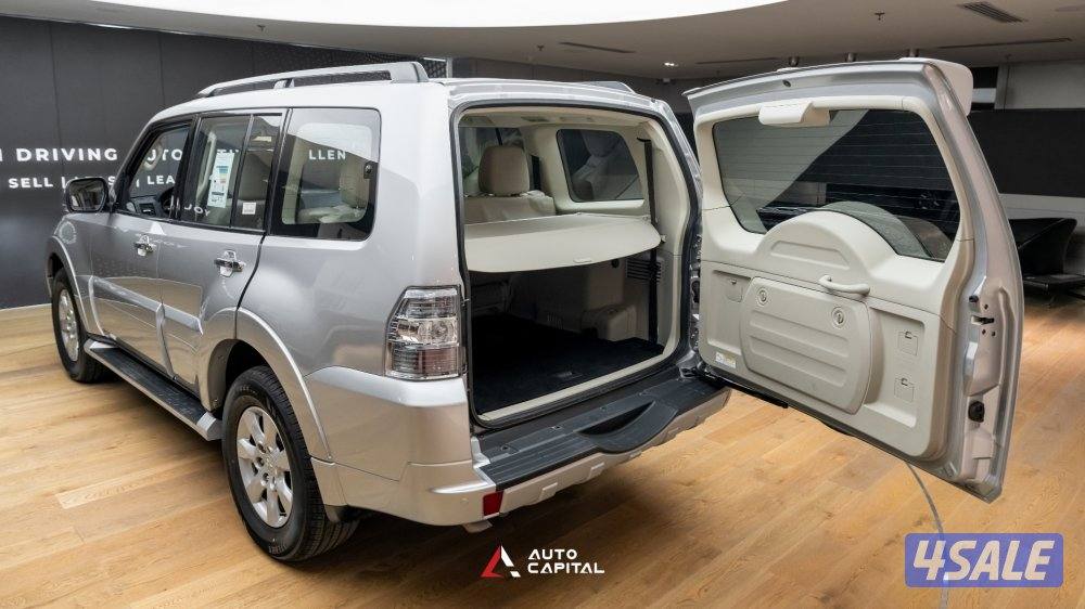 Mitsubishi Pajero GLS 3.5 L 4X4 Sunroof3