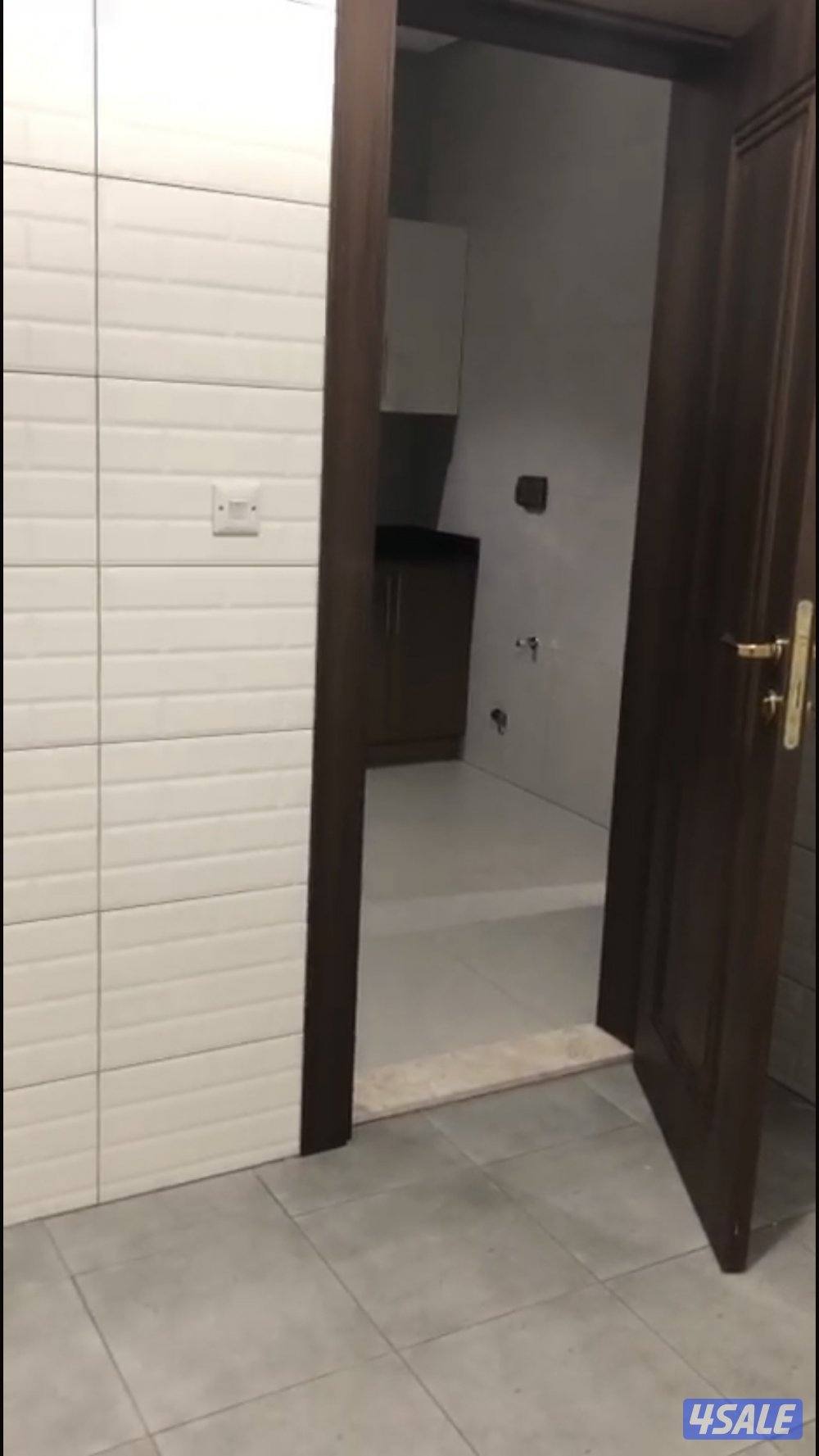 للايجار دور كامل بموقع مميز بالروضة1