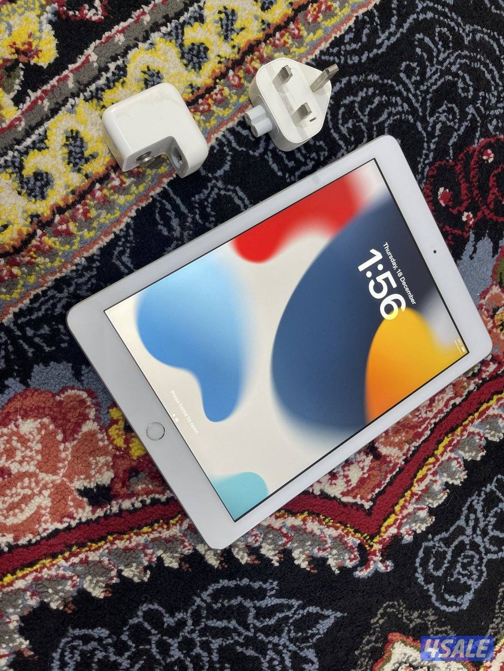 ايباد ابل 6 السادس 32 قيقا شغال تمام مو مصلح مع بوك والشاحن0