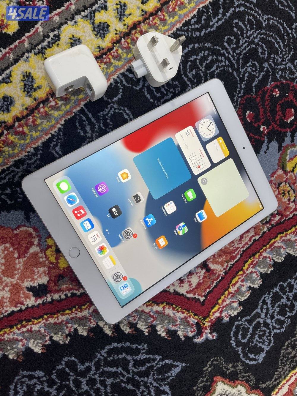 ايباد ابل 6 السادس 32 قيقا شغال تمام مو مصلح مع بوك والشاحن1