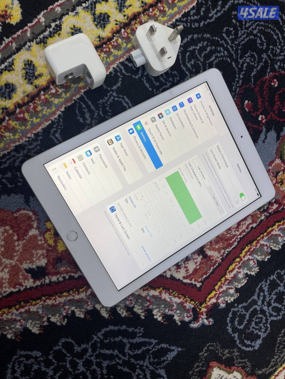 ايباد ابل 6 السادس 32 قيقا شغال تمام مو مصلح مع بوك والشاحن2