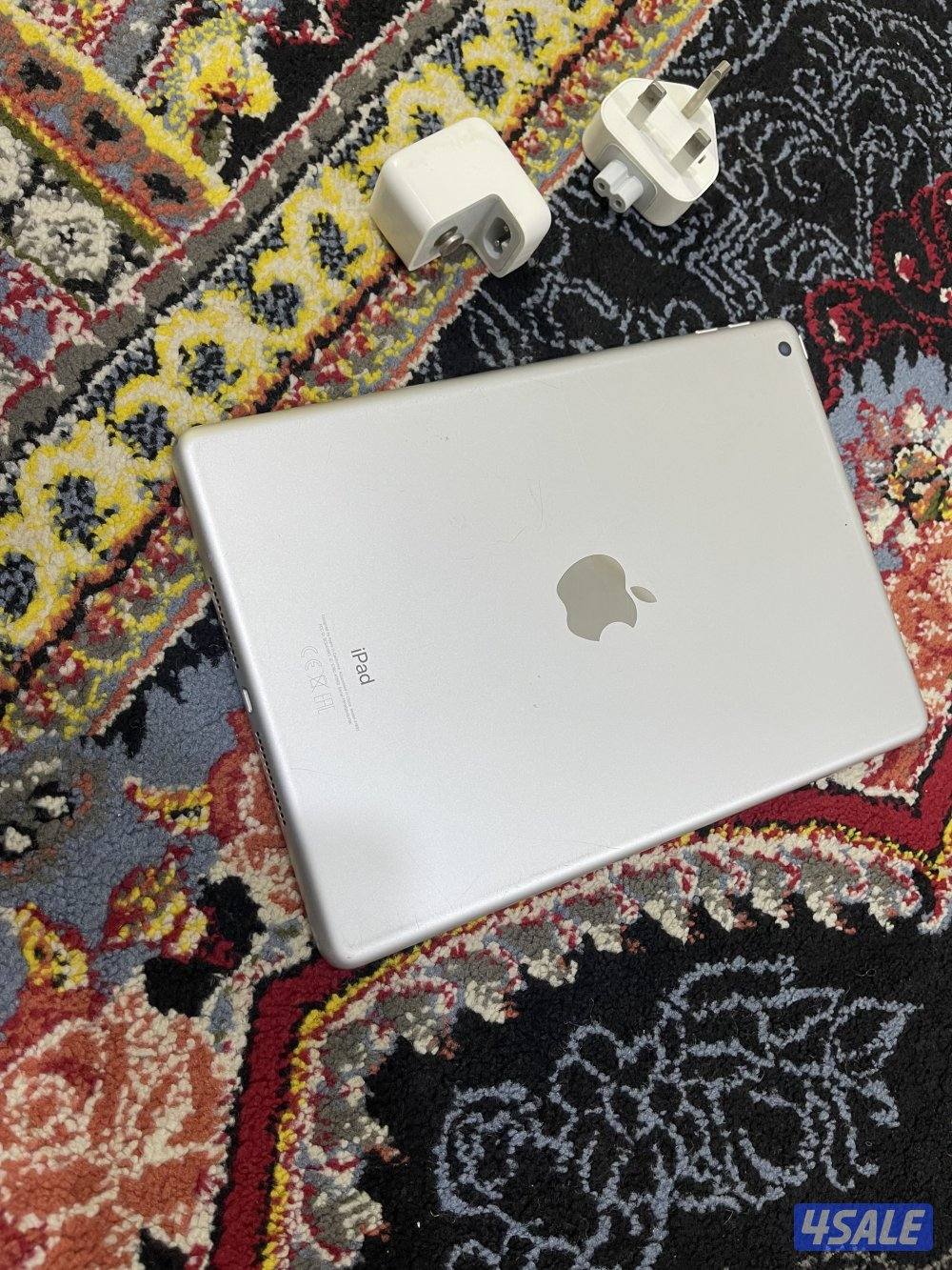 ايباد ابل 6 السادس 32 قيقا شغال تمام مو مصلح مع بوك والشاحن3