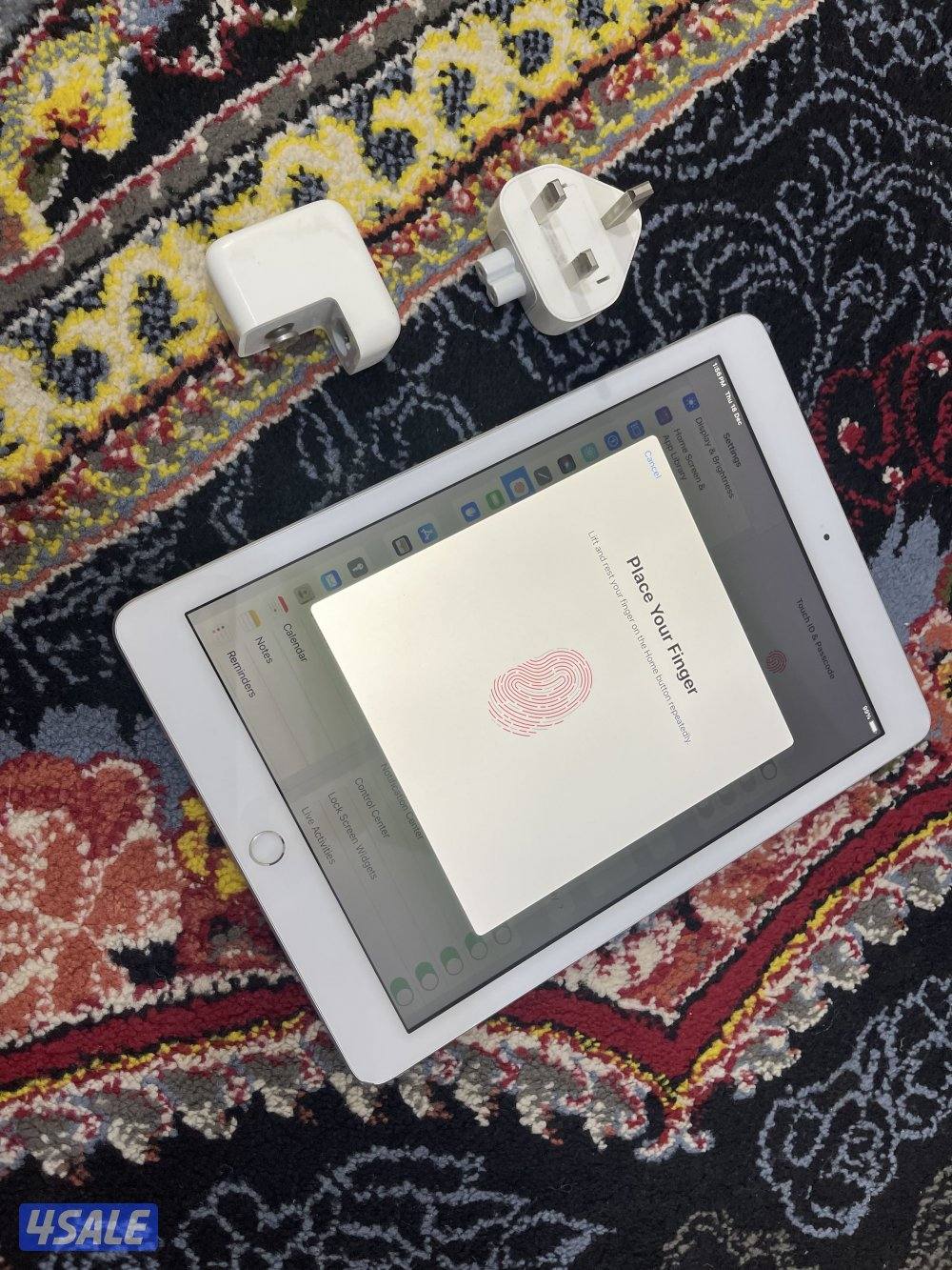 ايباد ابل 6 السادس 32 قيقا شغال تمام مو مصلح مع بوك والشاحن5