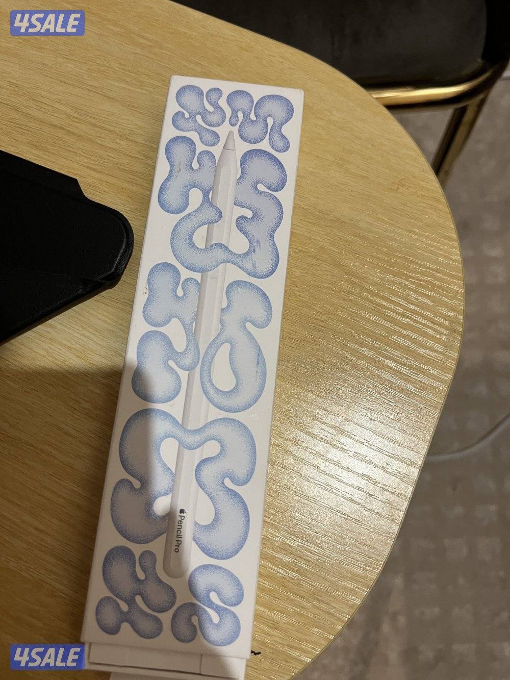 ايياد اير ام2 128 قيقا لون بنفسجي+ قلم برو ايباد + كفر براند يونيك+حما5