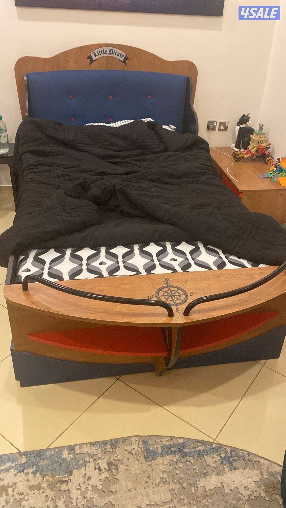 للبيع اثاث كامل كبت6 ابواب غنفة وطاولة دراسة+كوميدينة و سرير و تواليت0