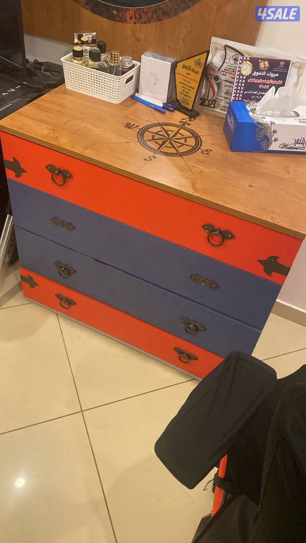 للبيع اثاث كامل كبت6 ابواب غنفة وطاولة دراسة+كوميدينة و سرير و تواليت1