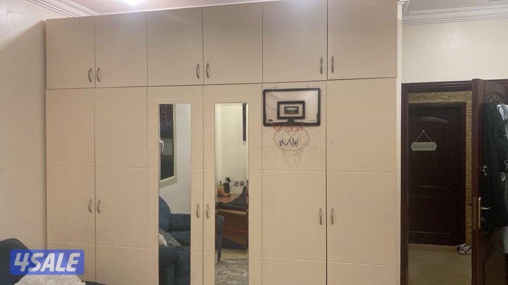 للبيع اثاث كامل كبت6 ابواب غنفة وطاولة دراسة+كوميدينة و سرير و تواليت2