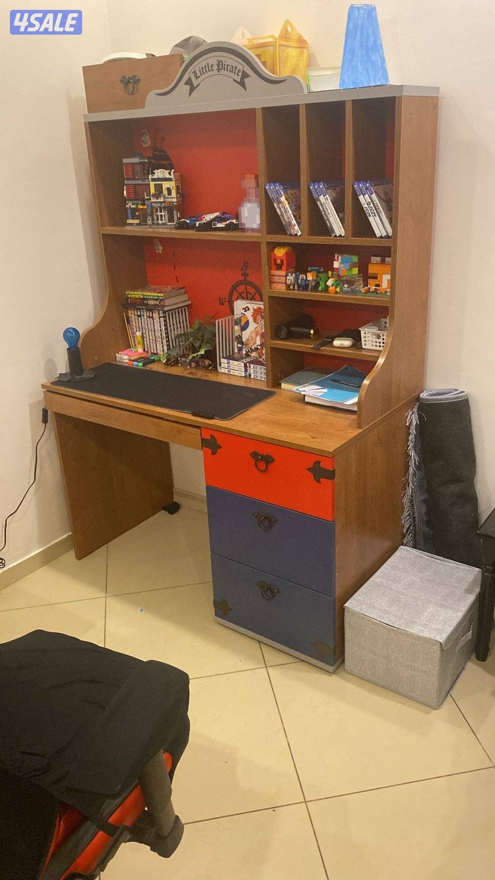 للبيع اثاث كامل كبت6 ابواب غنفة وطاولة دراسة+كوميدينة و سرير و تواليت3